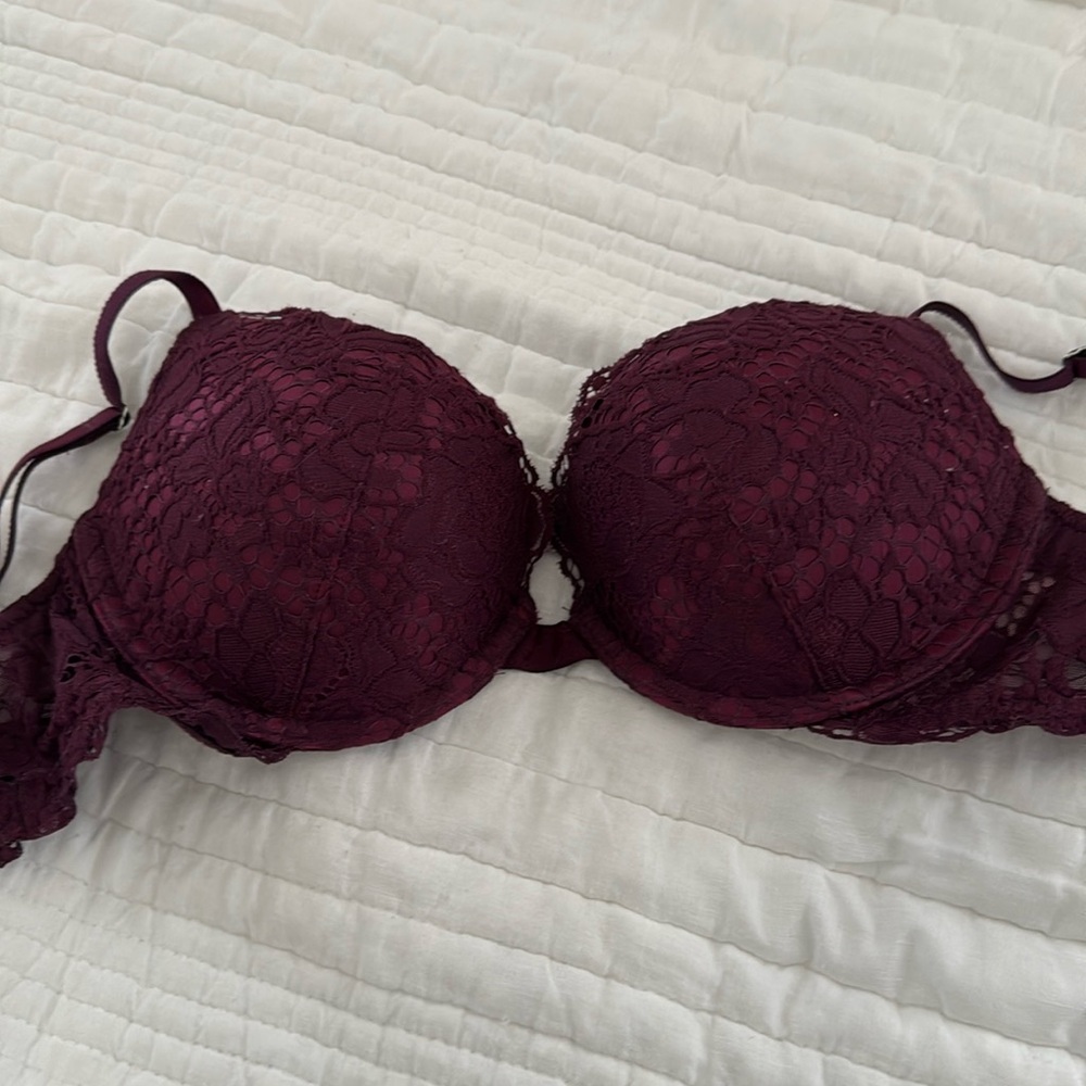 Victoria’s Secret push up bra purple lace
Size: 32C